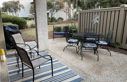 South Beach Villa | Sea Pines- South Beach! 1st Flr with a 4-minute walk to beach & Pickle Balln