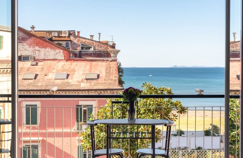 Castellammare di Stabia House | Sea View Suite with Jacuzzi within walking distance of Station connecting Sorrento