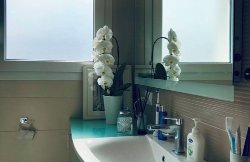 Roseto degli Abruzzi Condo | Sea View 1-bedroom condo with a balcony in Roseto degli Abruzzi with WiFi, AC