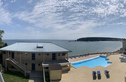 Crozon Apartment | Sea view apartment, direct access to the beach and swimming pool.