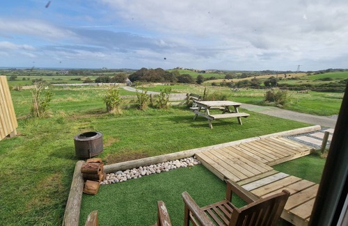 Cylch-Y-Garn Cabin | Sea view hut sleeps 4/6