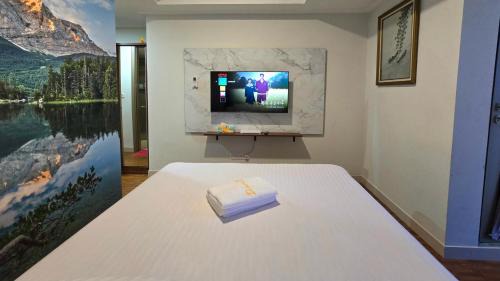 Pantai Indah Kapuk Apartment | Sea View with Bridge at Gold Coast PIK high floor