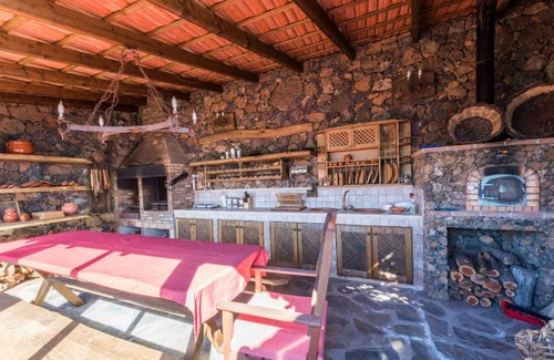 Isora Cottage | Sea Views and BBQ in this Cozy Rural House