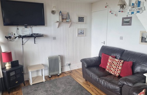 Great Mongeham Ski Chalet | SEA VIEWS at Coastal chalet in Kingsdown Park with pool & tennis court onsite.