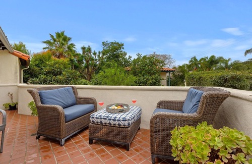 The Funk Zone House | SEAbbatical by the Wharf, 2 BD, 2 BA Duplex, Walk to Beach