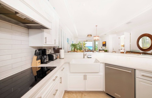 Seven Mile Beach Condo | SeaBreeze #3: Luxe 7 Mile Beach Condo w/Pool, Jacuzzi + Pristine Beach