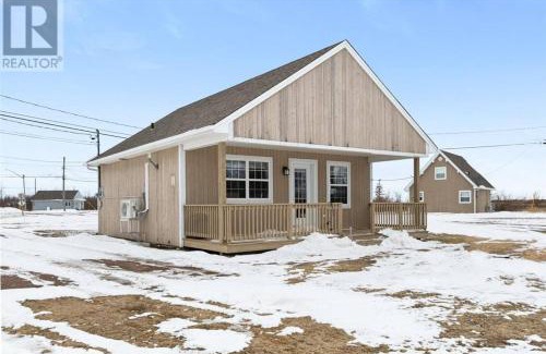 Cap-Pele Ski Chalet | Seabreeze Aboiteau Cottage - beach access