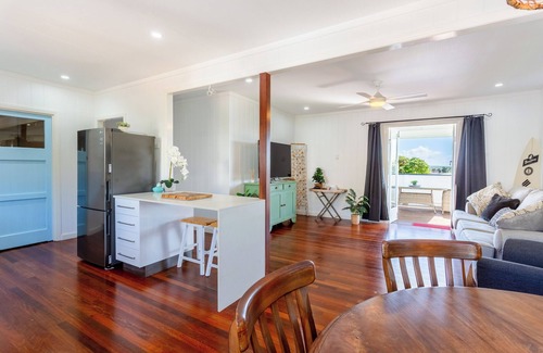 Meikleville Hill House | Seabreeze Cottage nestled in Meikleville Hill!