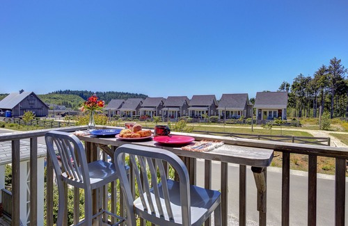 Seabrook House | Seabrook's High Tide Green Grass, relax with a view of the horse pasture!