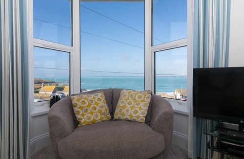St Ives Apartment | SeaCrest 2 - Contemporary Apartment With Views over Porthmeor Beach – Sleeps 4 – Parking for One Car