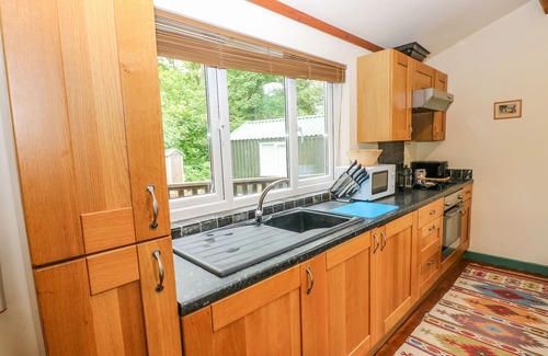 Llansteffan Cabin | SEADRIFT CABIN, pet friendly, with open fire in Llansteffan