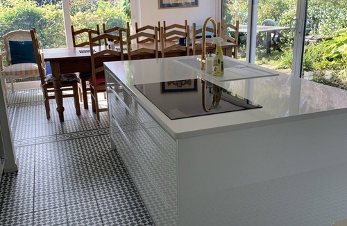 Torquay House | Seafacing villa in Torquay with 2 suites and a heated swimming pool