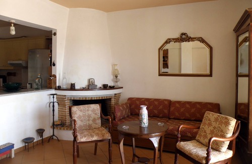 Tavari House | Seafront 2 Bedroom Apartment With Parking