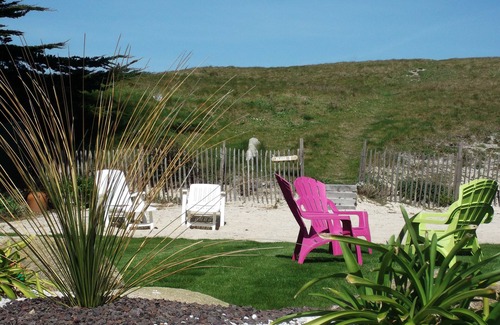 Cleder House | SEAFRONT, DIRECT ACCESS TO SANDY BEACH