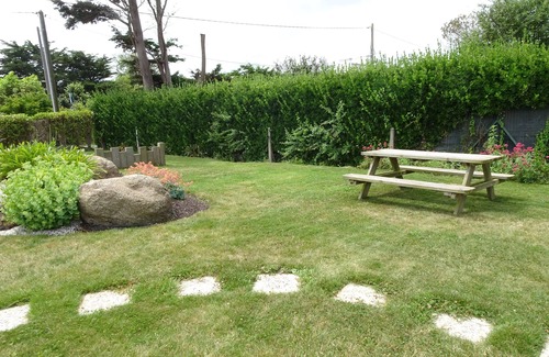 Cleder House | SEAFRONT, DIRECT ACCESS TO SANDY BEACH