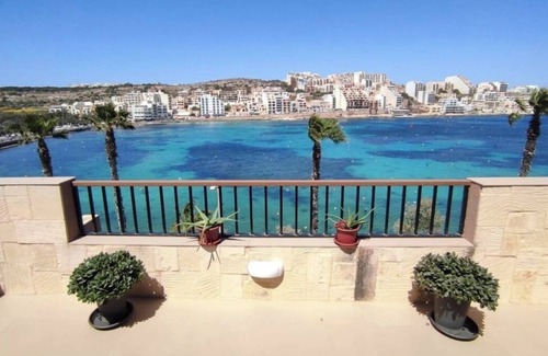 Madliena Apartment | Seafront duplex apartment in enchanting San Pawl il-Baħar with WiFi, AC