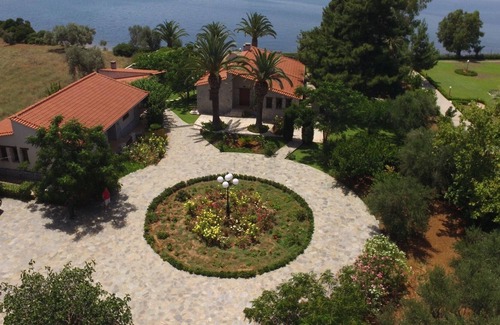 Eretria Villa | Seafront Luxury Villa w/5-en/suite BR & BBQ