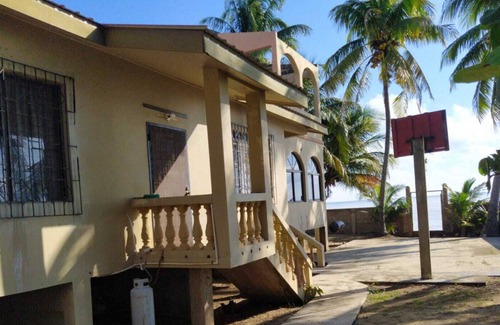 Dangriga House | Seafront property located at the edge of the beautiful Caribbean Sea