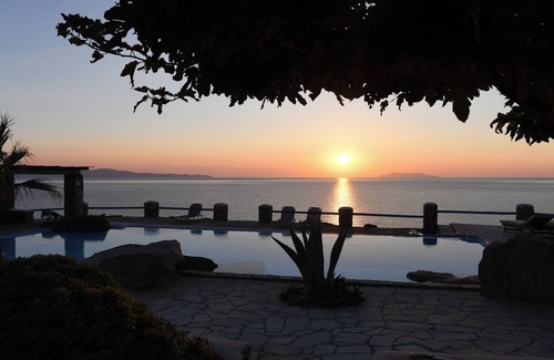 Exomvourgo Villa | SEAFRONT PROPERTY WITH LARGE PRIVATE POOL