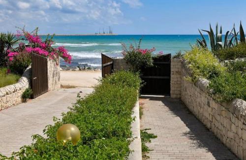 Marina di Modica Villa | Seafront Villa "Mare in casa"
