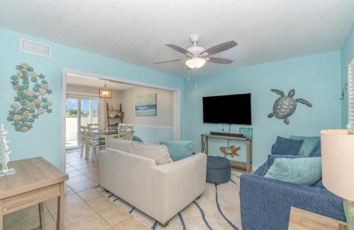 Chandler Park House | Seaglass Shores, steps to the beach
