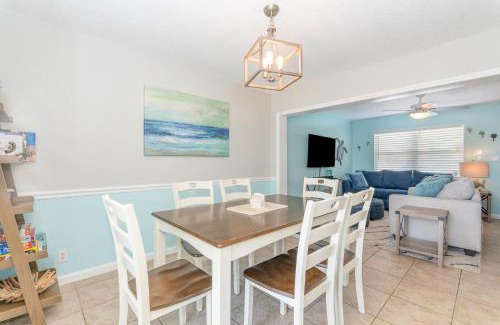 Chandler Park House | Seaglass Shores, steps to the beach