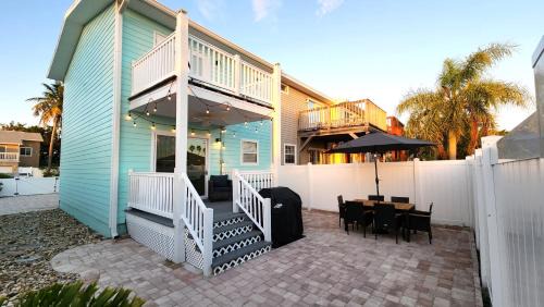 Chandler Park House | Seaglass Shores, steps to the beach