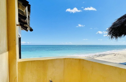 Nicholls Town Villa | SeaGlass Villa 1 - Luxury Beachfront Escape, Breathtaking views, Andros Bahamas