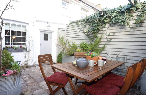 Beaumaris Cottage | SEAGULL COTTAGE, family friendly, with open fire in Beaumaris