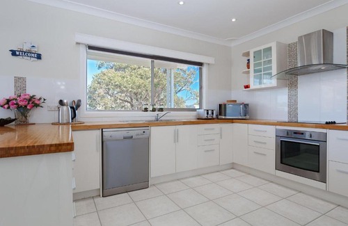 Boat Harbour House | 'SeaHaven', 2 Richardson Ave - Large home with Aircon, Smart TV, WIFI, Netflix & Boat Parking