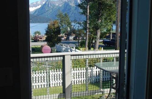 Seward Cottage | Seahorse Cottage- ocean view family home