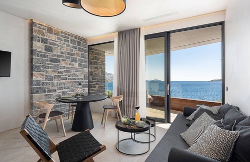 Agios Nikolaos Apartment | Seannamon Luxury Suite 3 - steps from the beach