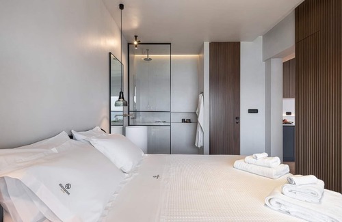 Agios Nikolaos Apartment | Seannamon Sea View Suite 1 steps from the beach