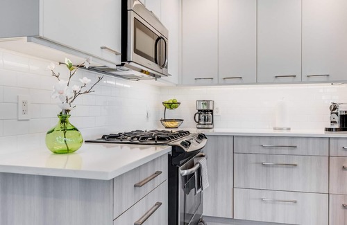 Brentwood Bay Apartment | Seas the Bay Oceanview Suite