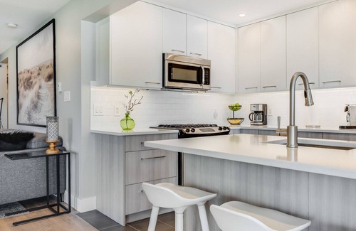 Brentwood Bay Apartment | Seas the Bay Oceanview Suite