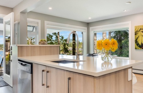Brentwood Bay Apartment | Seas the Bay Oceanview Suite