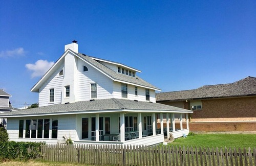 Northeast Virginia Beach House | Seas the Day - Beach front North End Home