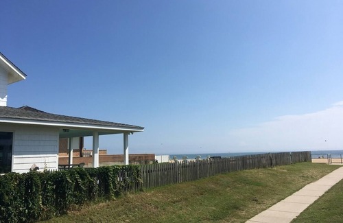 Northeast Virginia Beach House | Seas the Day - Beach front North End Home