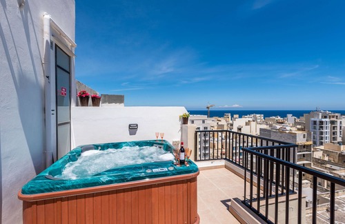 Bugibba Apartment | Seashells Seaview Penthouse With Hottub