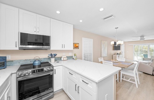 Sanibel Condo | SeaShells Unit 40 – Island Getaway with Pool, Pickleball & Beach Access