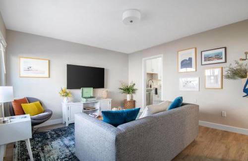 Village of La Jolla Apartment | Seashore Suites by AvantStay Modern Comfort Steps from La Jolla Cove