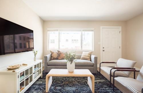 Village of La Jolla Apartment | Seashore X by AvantStay Chic La Jolla Flat 5mins from the Beach