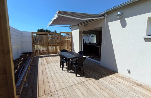 Creances House | Seaside accommodation, 300 m walk from the beach with private parking