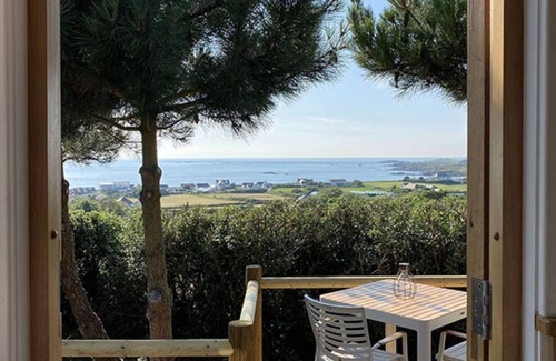L’Eclet Cabin | Seaside Bliss: Cosy Shepherd Hut with fire place, 10 mins from the beach