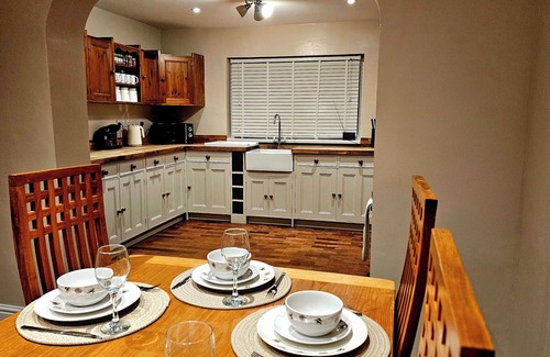 Cylch-Y-Garn House | Seaside Bliss Retreat - 5 Bedroom House