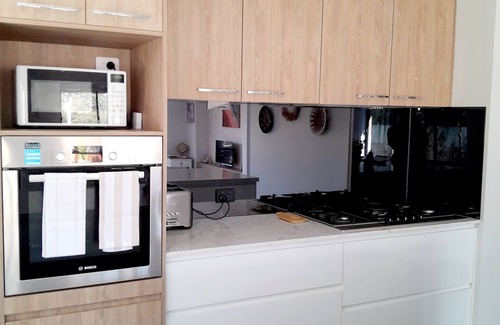 Cowes House | Seaside Boho - Family sized retreat with a big backyard! 10 mins from the beach!