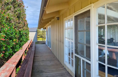 Bandon House | Seaside Bungalow: A Serene Oceanfront Retreat with Private Steps to the Beach
