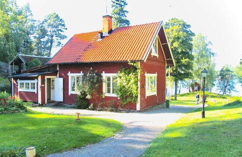 Osteraker Municipality Cottage | Seaside century house with beautiful sunset and big jetty with sauna