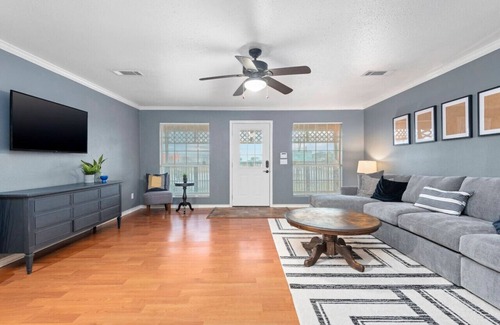 Bacliff Apartment | Seaside Charm & Bayfront Dreams: Sunnyside Retreat