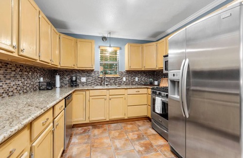 Bacliff Apartment | Seaside Charm & Bayfront Dreams: Sunnyside Retreat